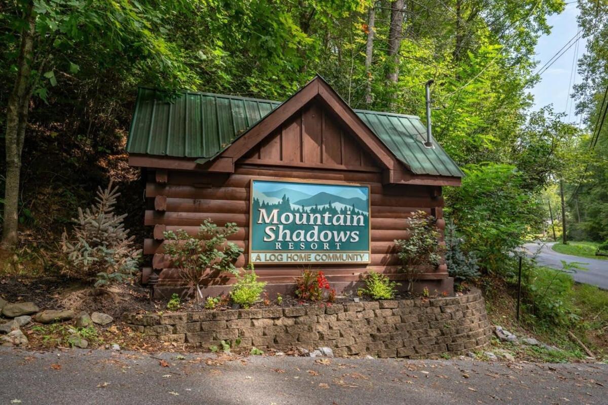 Villa Movie Theater Hot Tub View Mountain Escape Gatlinburg Exterior foto
